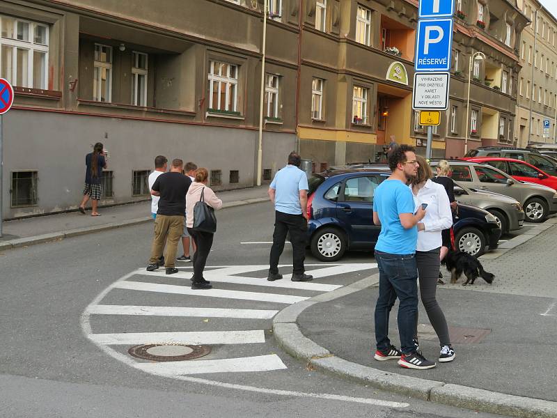 Starší muž v Táboře ve Vančurově ulici zaměstnal všechny složky integrovaného systému. Po půl 10 večer skočil z třetího patra Centra univerzita Tábor.