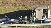 Na 89. kilometru dálnice D3 mezi obcemi Janov a Doubí u Tábora havaroval kamion s osobním automobilem, čtyři osoby byly při nehodě zraněny.