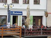 Po několika týdenní odstávce Městské muzeum v Bechyni láká do svých interiérů. Keramickými sochami navíc ozdobili centrum a pomalu a jistě otevírají i restaurace.