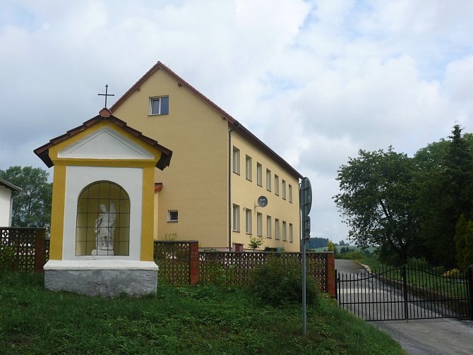 Nová budova školy, která slouží jako penzion