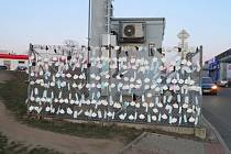 Na plotě v Táboře nedaleko sídliště Nad Lužnicí visí nejméně pět set kusů ochranných pomůcek proti šíření covidu.