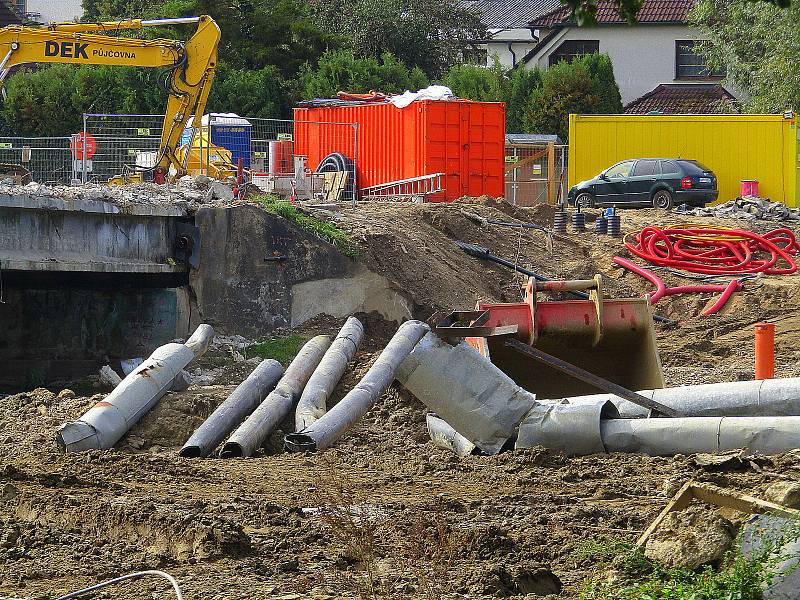 Demolice mostu v Plané přes řeku Lužnici v září 2022.