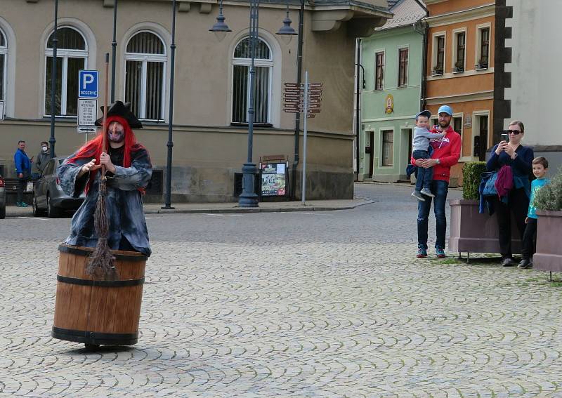 Čarodějnice v Táboře letos zapojily celou rodinu, vyrazily si také na výlet do Lomu. Na Žižkově náměstí na ně v pátek odpoledne čekaly desítky lidí.