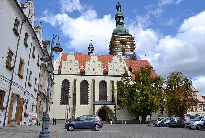 Oprava fasády věže děkanského kostela v Táboře. 