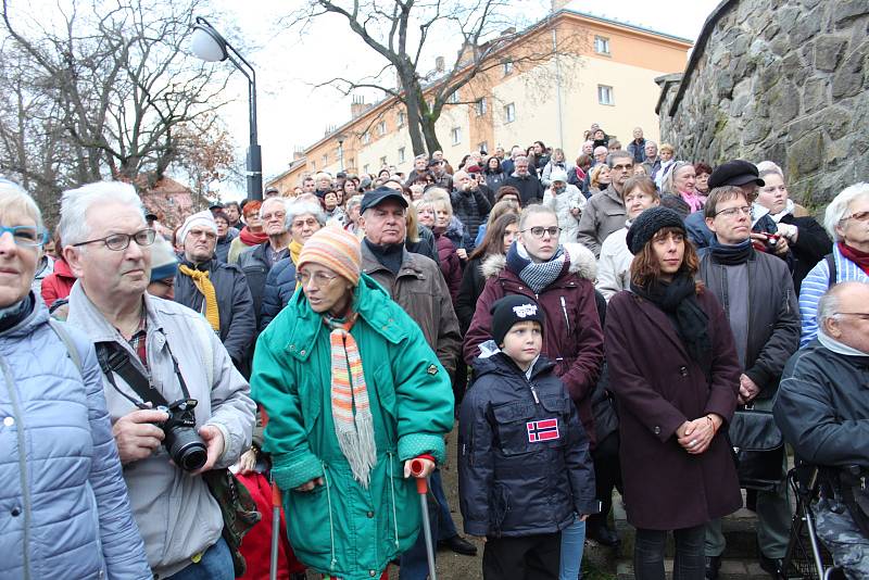 Na odhalení sochy herce Jiřího Hrzána dorazily do Tábora i obě jeho dcery Barbora a Tereza.