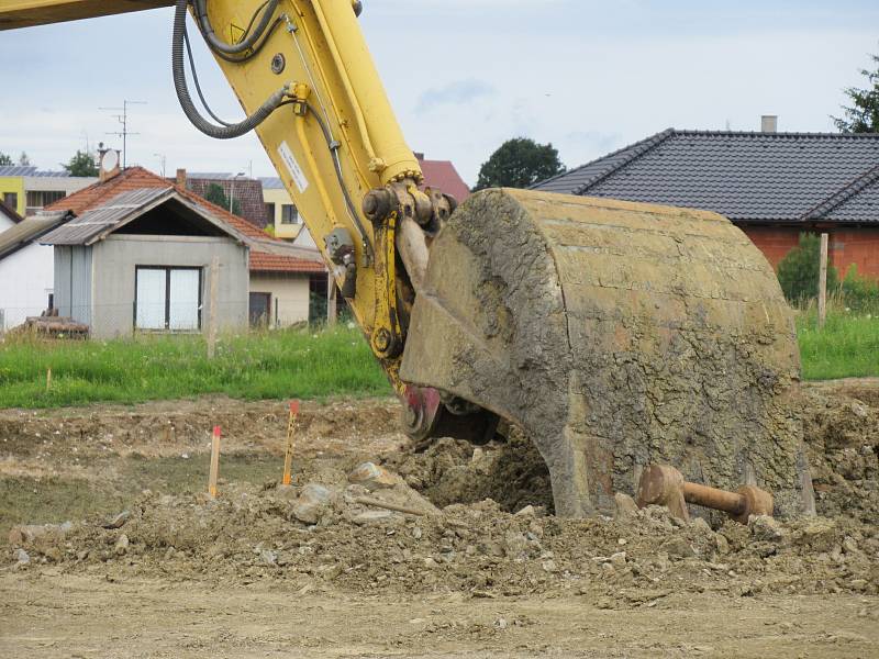 Výstavba nového devítikilometrového úseku IV. mezi Soběslaví a Doubím u Tábora opět pokročila. Přeložka, která vyjde Správu železnic na více než 4 miliardy dostává postupně podobu, rostou mostní pilíře a vyhlouben je i Zvěrotický tunel.