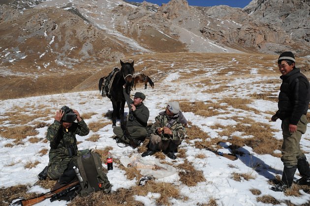 V KYRGYZSKÝCH HORÁCH. Skupina průvodců, která Luboše Pasáka a jeho dva kamarády doprovázela při dobrodružství v horách. 