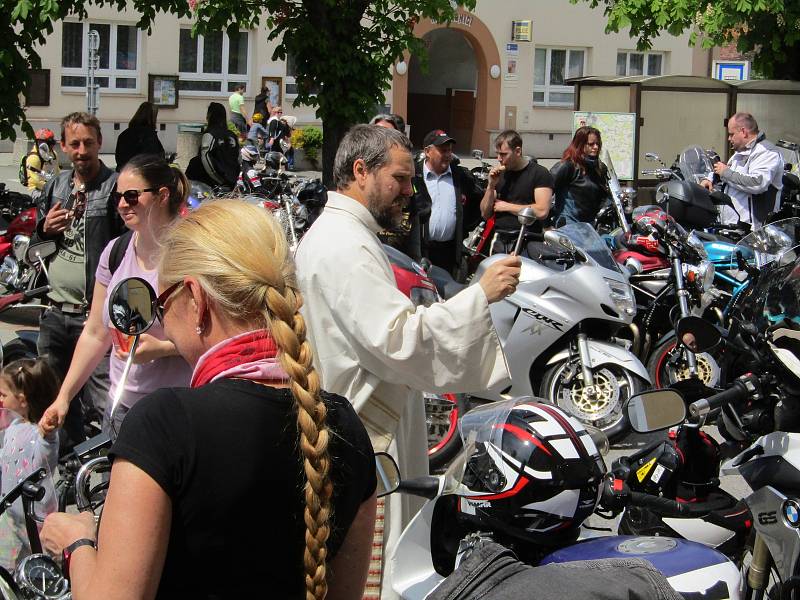 V pořadí 6. ročník Motorkářského požehnání v Chýnově se vydařil, hojné účasti přálo počasí a i atmosféra byla opět magická.