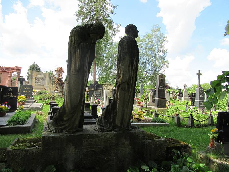 František Bílek vytvářel městské pomníky (pomník Mistra Jana Husa pro Kolín a Tábor), kresby, grafiky, užité umění, architekturu i funerální plastiky.