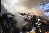 Velkoobjemový sklad sena a pícnin v Táboře-Měšicích zachvátil ve středu v ranních hodinách požár. Škoda je přes milion korun.