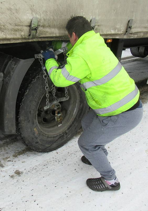 Podle policie měli ve čtvrtek 3. prosince na silnicích největší potíže řidiči kamionů. Takto to vypadlo cestou na Choustník.