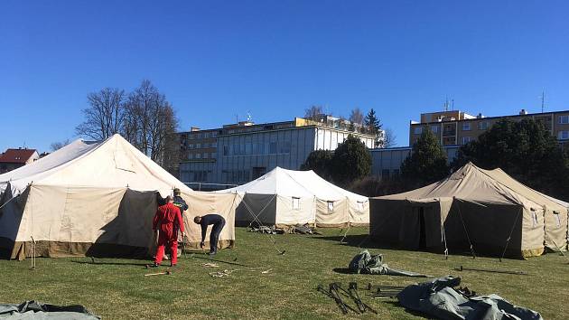 Hasičský záchranný sbor Tábor začal ve středu 8. dubna na stadionu stavět v první fázi dva stany pro muže a ženy, stan pro izolaci a stan jídelní.
