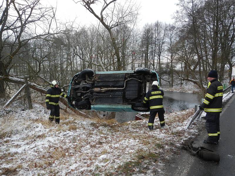 U Sudoměřic u Bechyně auto skončilo v rybníku.