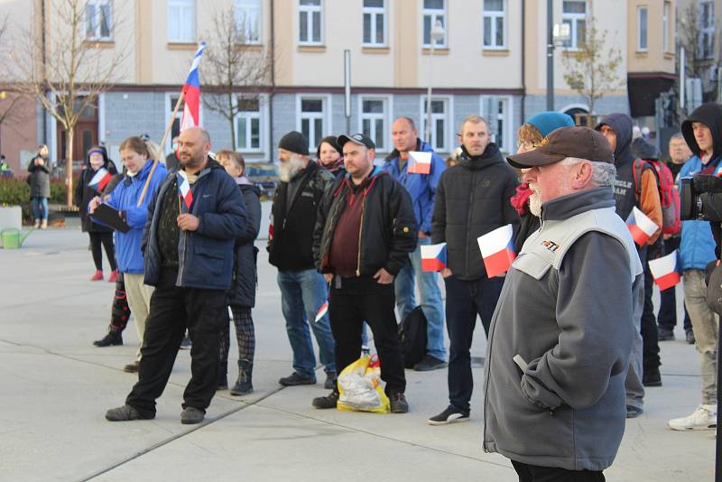 V Táboře v sobotu odpoledne demonstrovali odpůrci roušek a vakcinace. Jedním z řečníků byl i předseda krajně pravicové Národní demokracie Adam B. Bartoš.