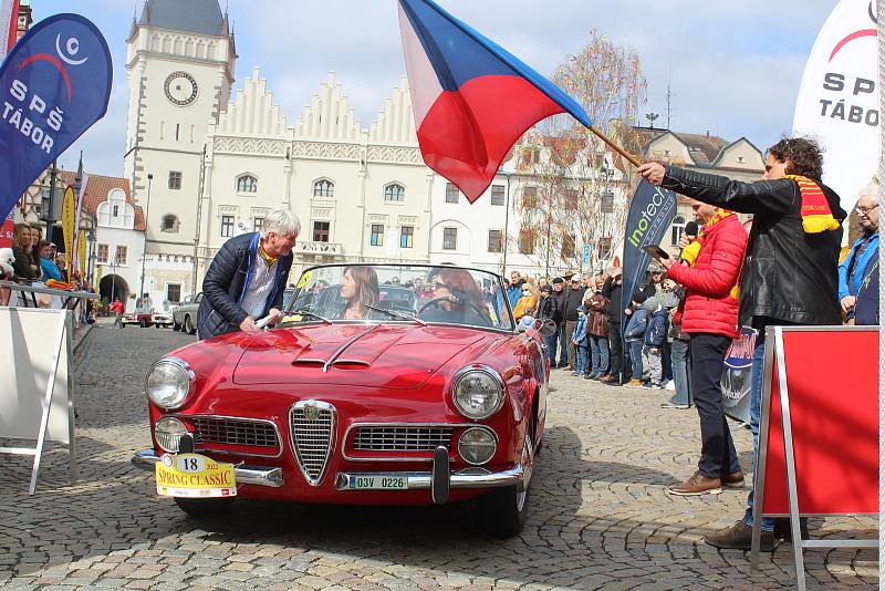 Z Tábora v sobotu dopoledne vyrazila rallye veteránů Spring Classic.