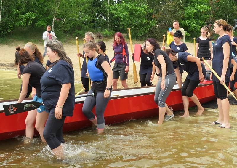 Slavnostní křest dračí lodě a první trénink Bestií se uskutečnil v neděli 6. června v 15 hodin.