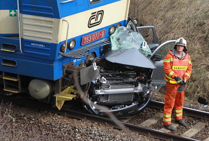 Na přejezdu u Horusic se střetlo osobní auto s projíždějícím rychlíkem. Řidič srážku nepřežil