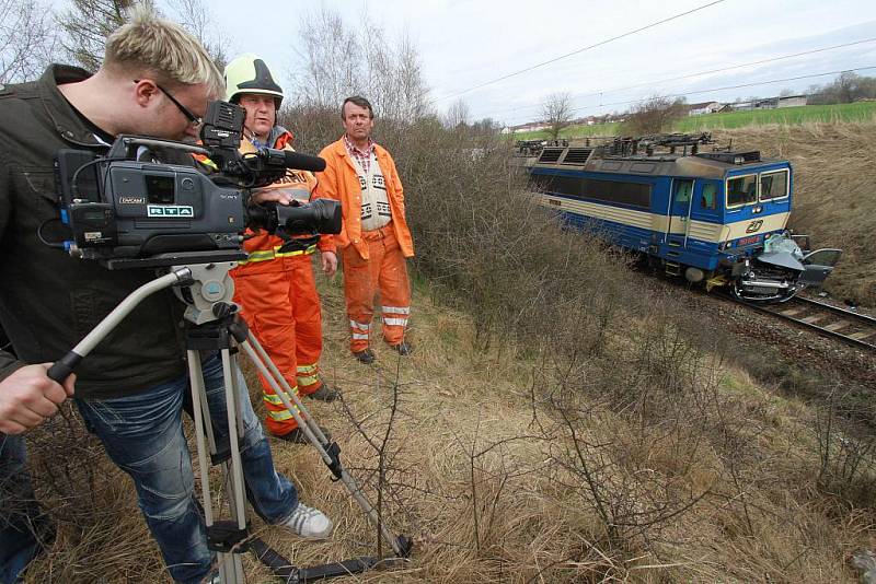 Na přejezdu u Horusic se střetlo osobní auto s projíždějícím rychlíkem. Řidič srážku nepřežil