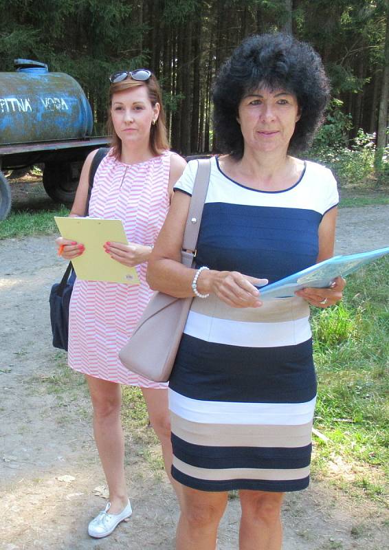 Letní Tábor v Borovanech Balloon club navštívily ve čtvrtek 13. srpna ředitelka českobudějovické hygieny Květoslava Kotrbová a hygieničky Marie Nosková a Romana Fürstová. Táborové zařízení nad Borovanským mlýnem absolvovalo důkladnou kontrolu bez poskvrny