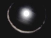 Měsíc nad Táborem získal pravidelný prstenec. Na fotografii není bohužel vidět kontrast mezi oblačností a od Měsíce nasvíceným prostorem uvnitř kruhu. 