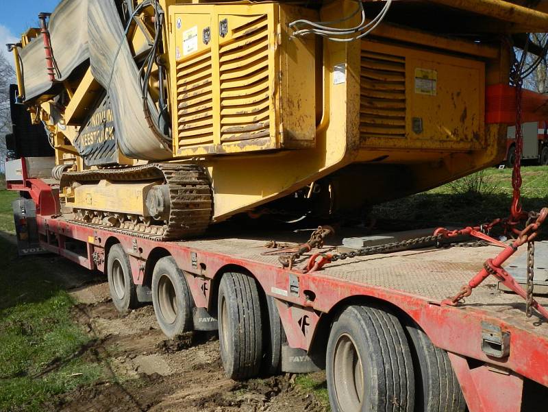 V Janově u Mladé Vožice se ve čtvrtek pod tahačem převážejícím na podvalu nadměrný náklad, a to třídičku suti, utrhla krajnice. Hasič ho museli vyprošťovat.