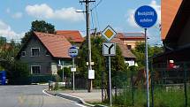 V Heřmanicích na Frýdlantsku jsou školní zastávky jasně označeny.