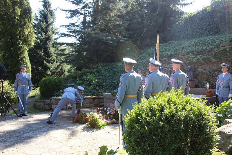 Výročí 71 let od úmrtí druhého československého prezidenta Edvarda Beneše připomenul pietní akt, který se konal v úterý od 11 hodin u Benešova hrobu v Sezimově Ústí.