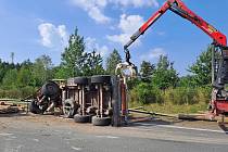 Nehoda kamionu rakouského řidiče s nákladem dřeva zkomplikovala jízdu poblíž Chotovin.