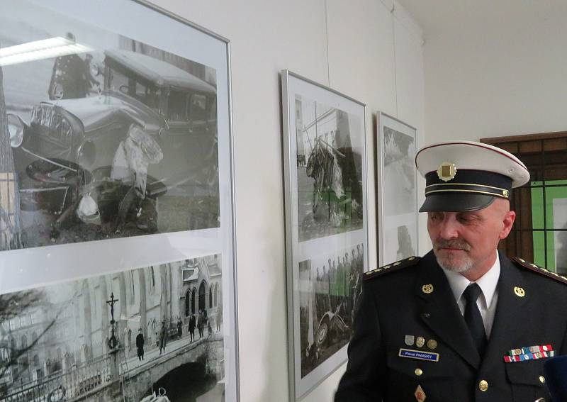 V Táboře zahájili unikátní výstavu Fotostopa 2022. Snímky policejních techniků z míst činů i další zajímavosti z reálné práce jihočeské policie lze vidět do 6. března v Galerii 140.