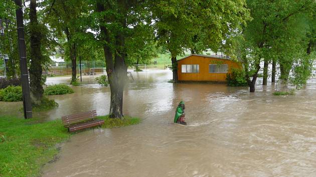 Velká voda v Ratajích v červnu 2013. Záplavy začaly po přívalových deštích s bouřkami, které způsobily obrovský průtok vody. Korytem Smutné tehdy protékalo 133 kubíků za sekundu.