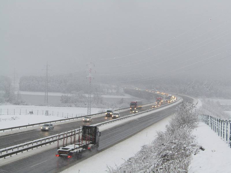Ranní kolona automobilů na D3 ve směru na České Budějovice od Tábora v úterý 6. prosince 2022.