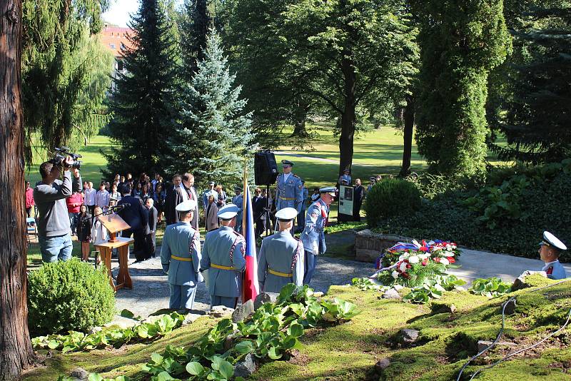 Výročí 71 let od úmrtí druhého československého prezidenta Edvarda Beneše připomenul pietní akt, který se konal v úterý od 11 hodin u Benešova hrobu v Sezimově Ústí.