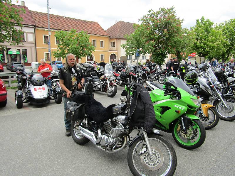 V pořadí 6. ročník Motorkářského požehnání v Chýnově se vydařil, hojné účasti přálo počasí a i atmosféra byla opět magická.