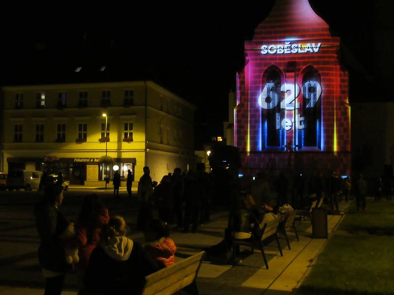 Závěrečným defilé Soběslavských slavností úrody v sobotu 14. září se stal videomapping na náměstí Republiky.