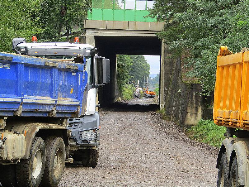 Od neděle 11. září jezdí vlaky po jedné koleji nové přeložky IV. koridoru Doubí u Tábora a Soběslav. Stará trať je postupně rozebírána, nejdříve bylo odstraněno trakční vedení, mizí i kolejiště, pražce a další součásti. Složiště materiálu vzniklo v bývalé