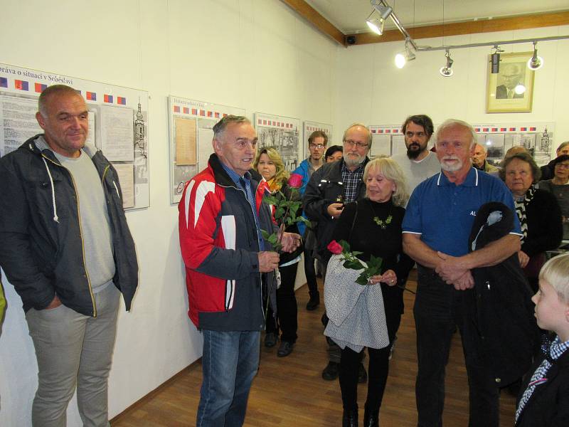 Při zahájení výstavy v Rožmberském domě vzpomínali protagonisté na listopadové události.