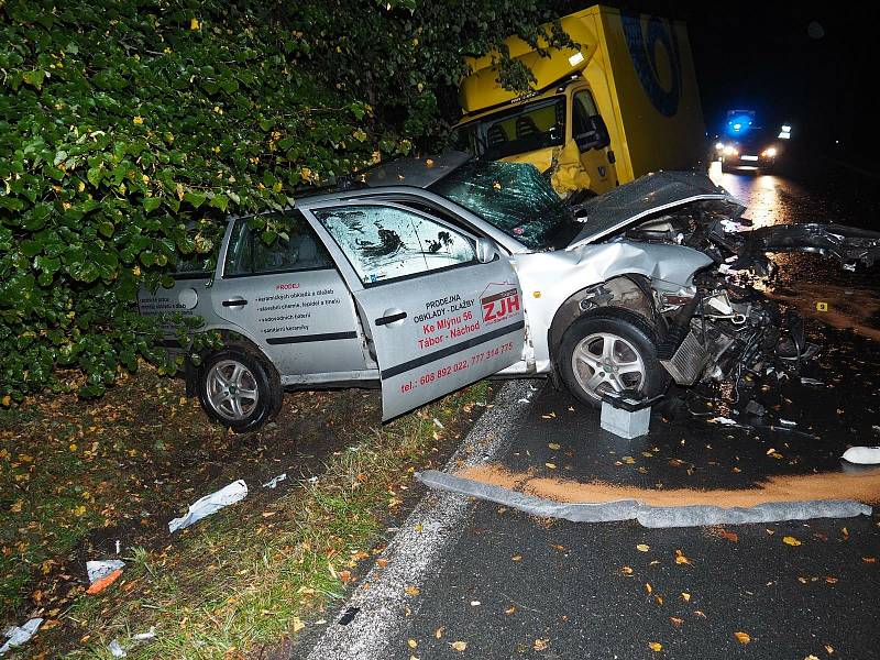 U Bechyně narazil mladý řidič do stromu, při převozu bohužel zemřel.