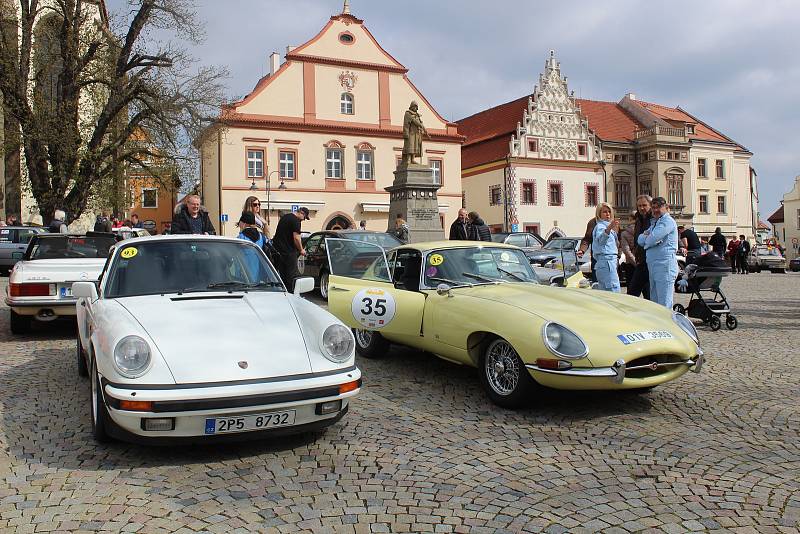 Z Tábora v sobotu dopoledne vyrazila rallye veteránů Spring Classic.