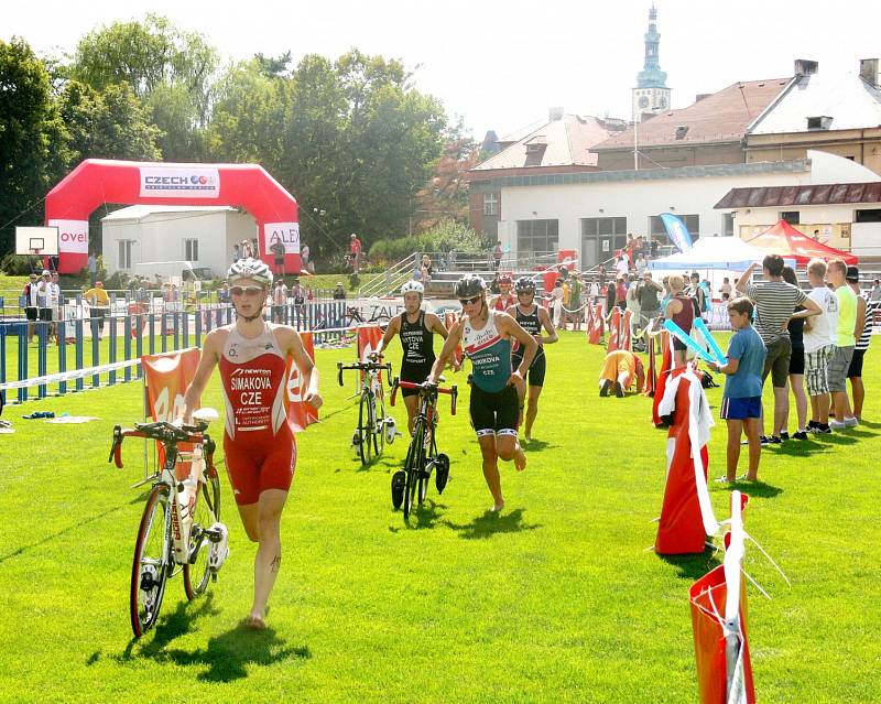 V depu si aktéři a aktérky závodu užili příjemný travnatý povrch.