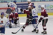 Hokejisté Tábora (v býlích dresech) v dalším přípravném duelu před startem II. ligy porazili Chomutov 5:1.