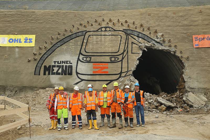 Slavnostní dorážka tunelu se v Mezně na Benešovsku konala v pátek 14. srpna. Akce se zúčastnil i místopředseda vlády České republiky, ministr průmyslu a obchodu a ministr dopravy v jedné osobě, Karel Havlíček.