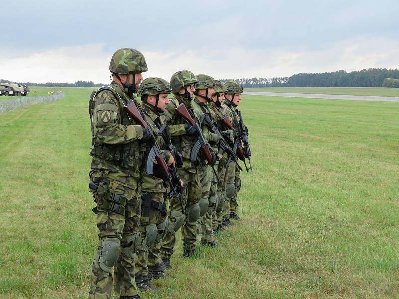 Protiletadlový raketový pluk Strakonice a civilní zálohy cvičily na bechyňské základně vedení boje se vzdušným protivníkem včetně zásahu proti demonstrantům útočícím na jejich techniku.