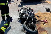 Po srážce s osobákem v Táboře začala motorka hořet.