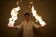 Této fotografie s názvem Dobrého chemika oheň nepálí si Dominik Ješ cení nejvíc. Zaujala i ve finále soutěže Svět (je) chemie.