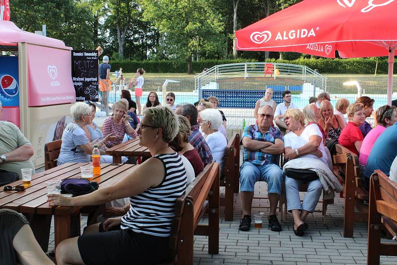 Soběslavské Setkání s hudbou v pátek okořenila sestava Domácí výroba, která si přizvala Elenu Sonenshine.