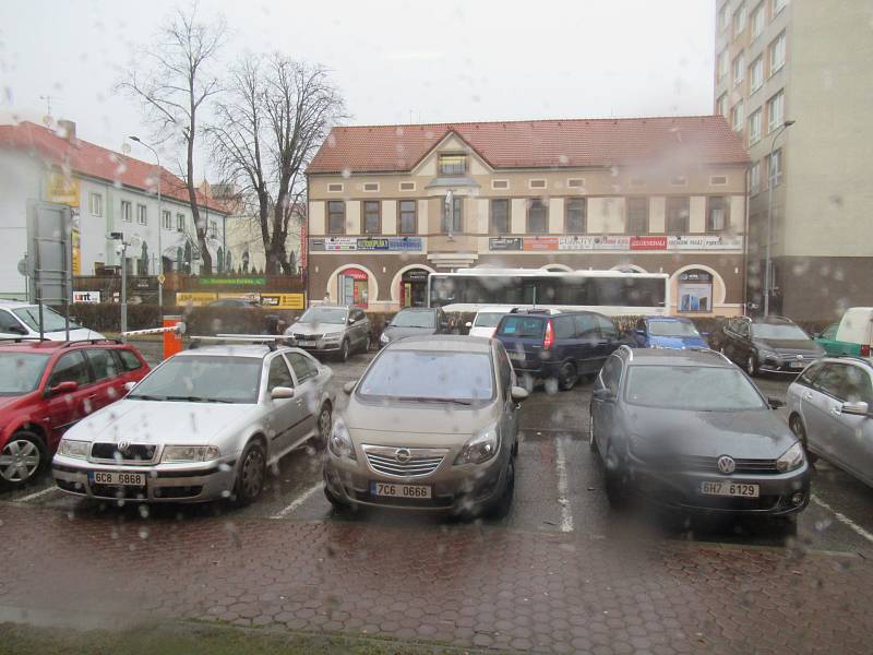 Silný vítr v pondělí 10. února přinesl na Táborsko déšť a zatopil silničářům. Průtrž se strhla po 8. hodině také přímo v Táboře, voda se valila přes silnici v Měšicích, silnice na Turovec je v obou směrech uzavřena. K zemi Sabine poslala i statnou břízu u