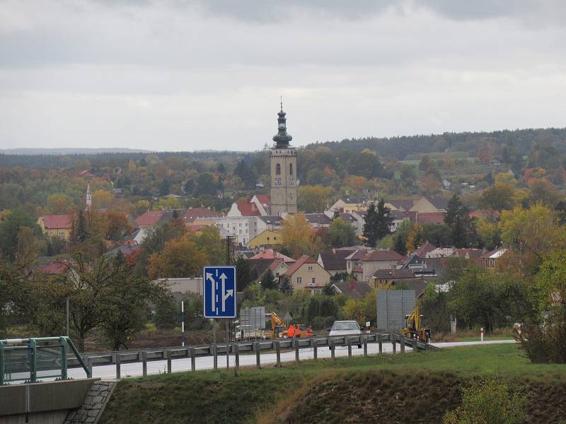 Přestavba čtvrtého koridoru z Prahy do jižních Čech jde do finále. V Soběslavi zástupci SŽDC oficiálně zahájili modernizaci předposledního úseku mezi Soběslaví a Doubím u Tábora.