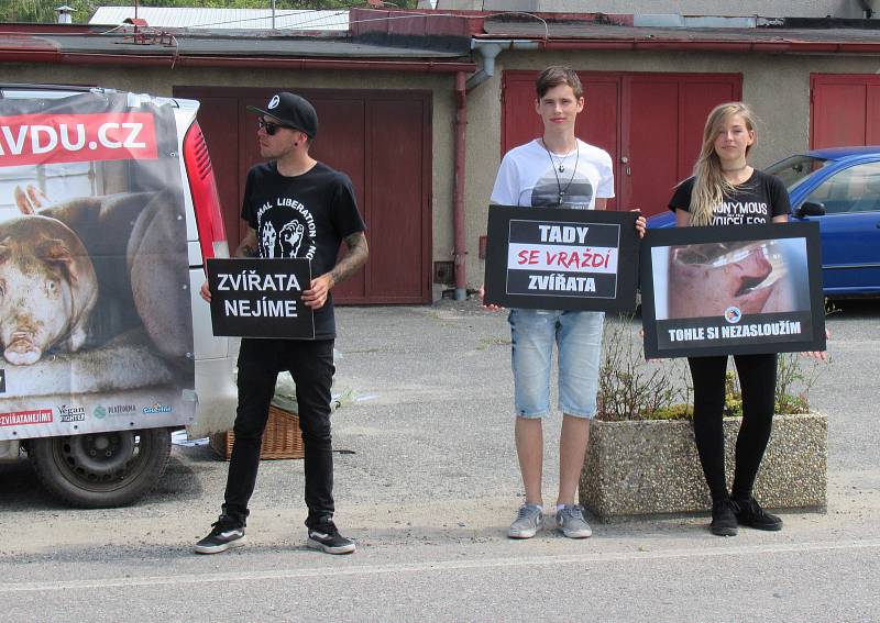 Mladí lidé se snažili pomocí transparentů oslovit veřejnost před jatky v Plané.
