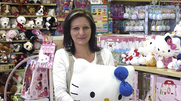Hello Kitty dotahují panenky příšerky. Tradiční je Barbie - Táborský deník