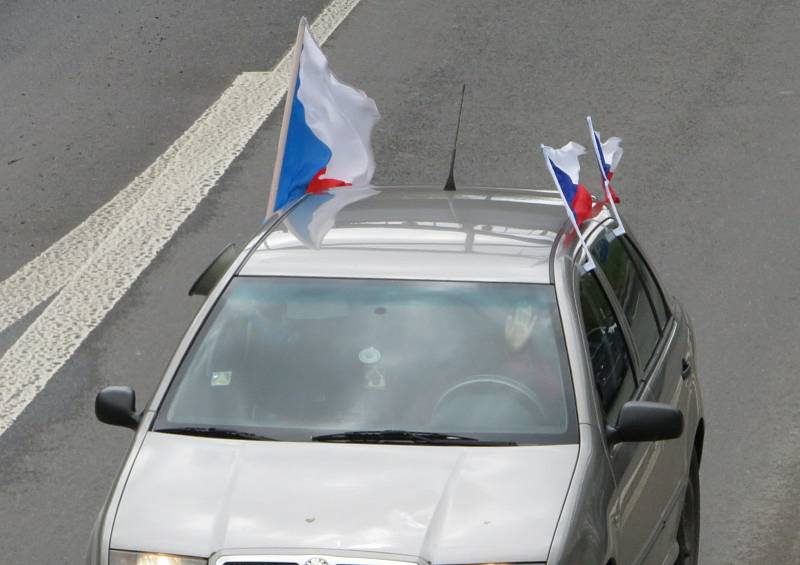 V neděli 2. května se asi tři desítky automobilů vybavené českými vlajkami setkaly v Táboře a vyjely směr Písek.